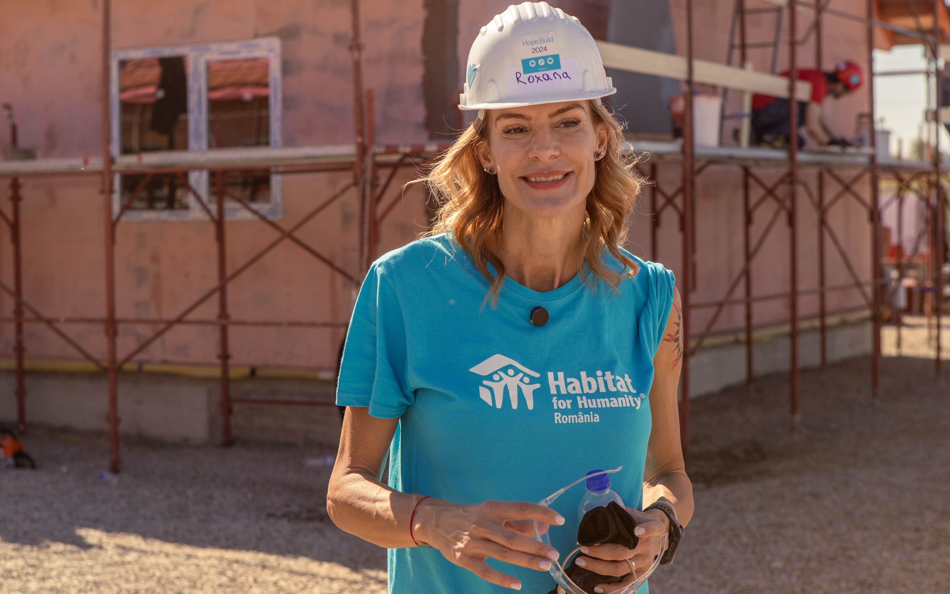 Roxana Ciuhulescu, despre rolul de voluntar din cadrul proiectului Hope Build: &bdquo;Am fost &icirc;ntr-o nouă misiune a organizației. 4 familii defavorizate vor avea un acoperiș deasupra capului&rdquo;